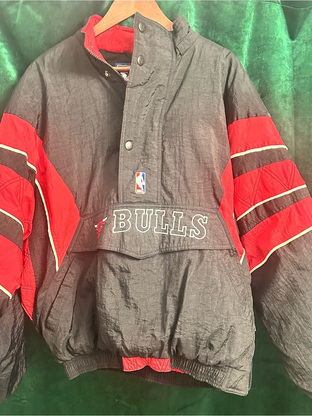 STARTER Chicago Bulls Pullover - Black & Red